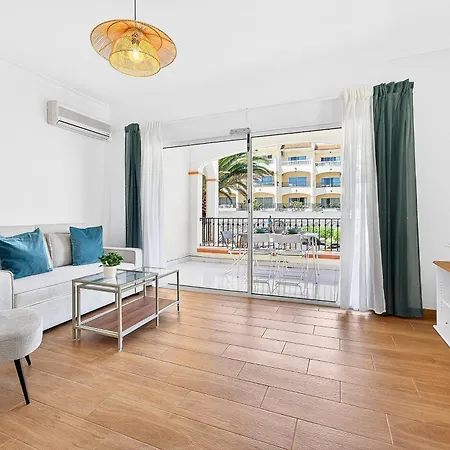 Apartamento Holidays 152 *